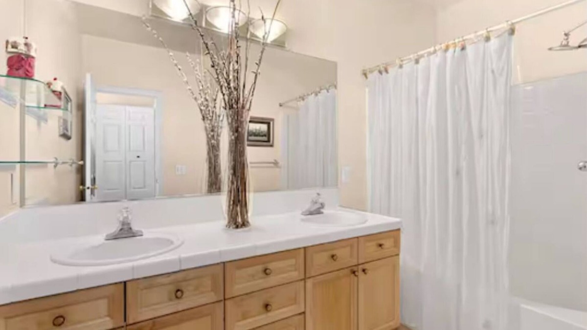 Education Hill House | Luxury Tech Retreat in Redmond – Mins to Microsoft + 2 Parking Spaces