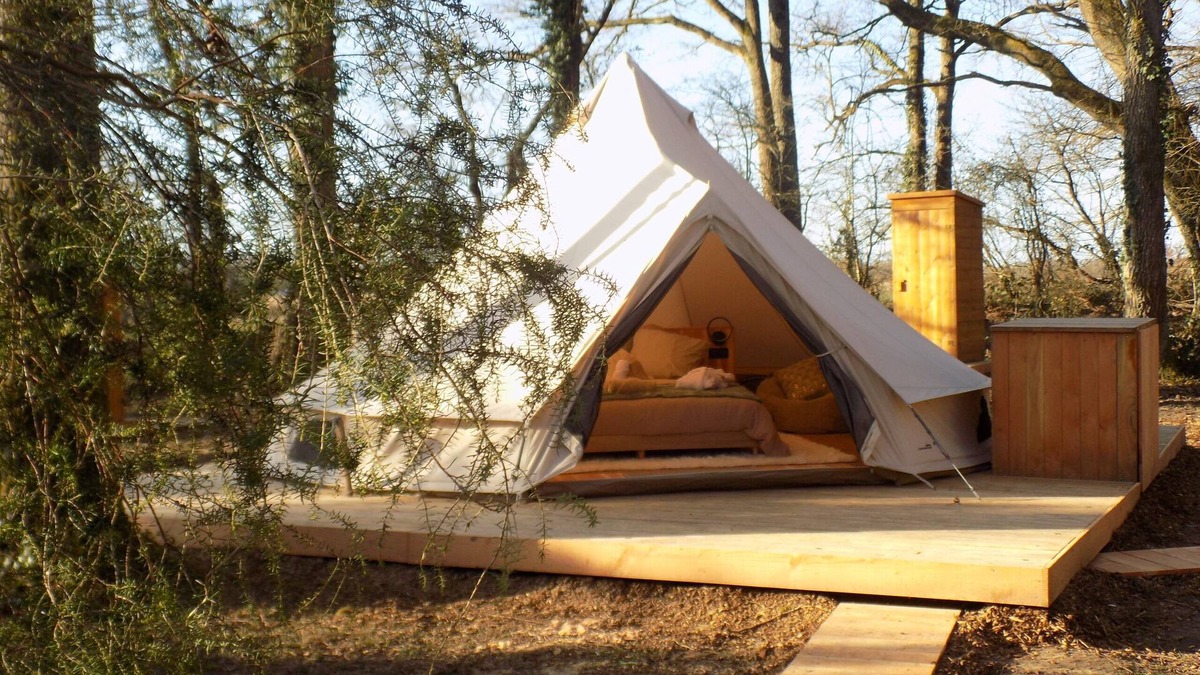 Salles-en-Toulon RV Rental | Luxury tent with private spa Copa cabanes 1 pond view