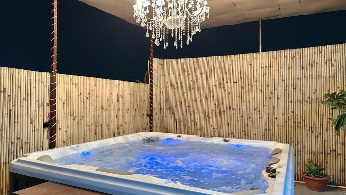 Old Gurgaon Apartment | Luxury terrace jaccuzi, bonfire, rooms best for party