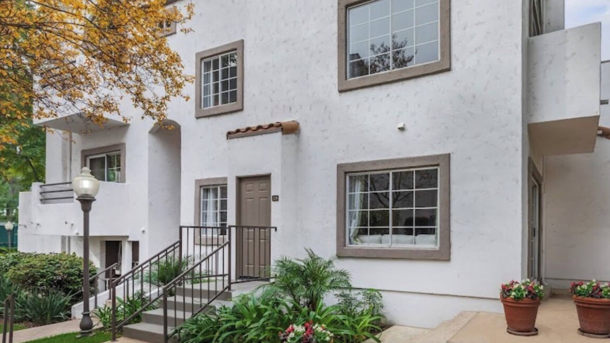Woodland Hills House | Luxury townhome in gated community with private garage