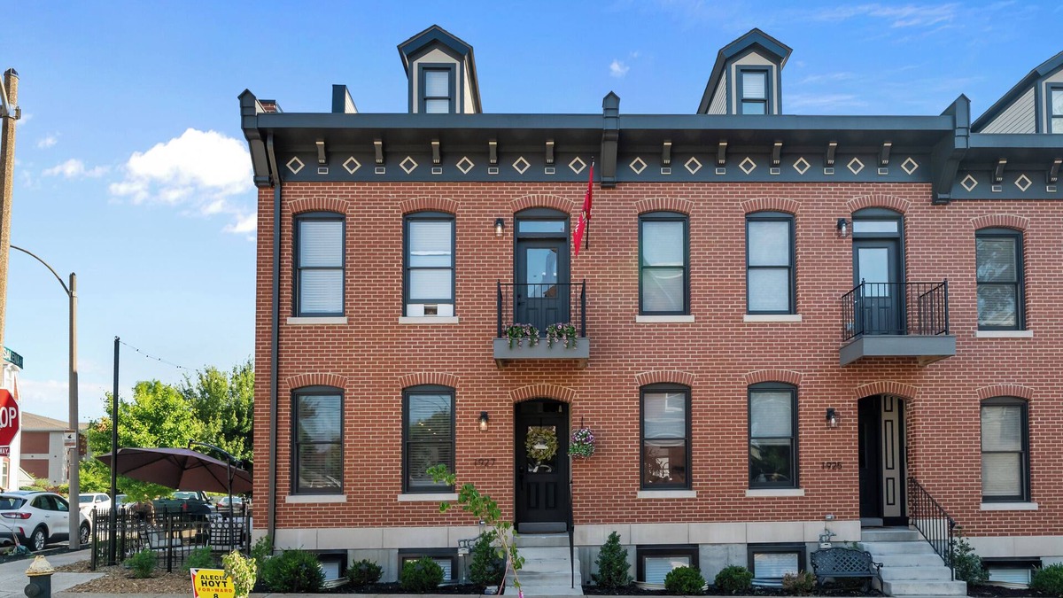 Benton Park House | Luxury Townhome with classic design and Smart Gym