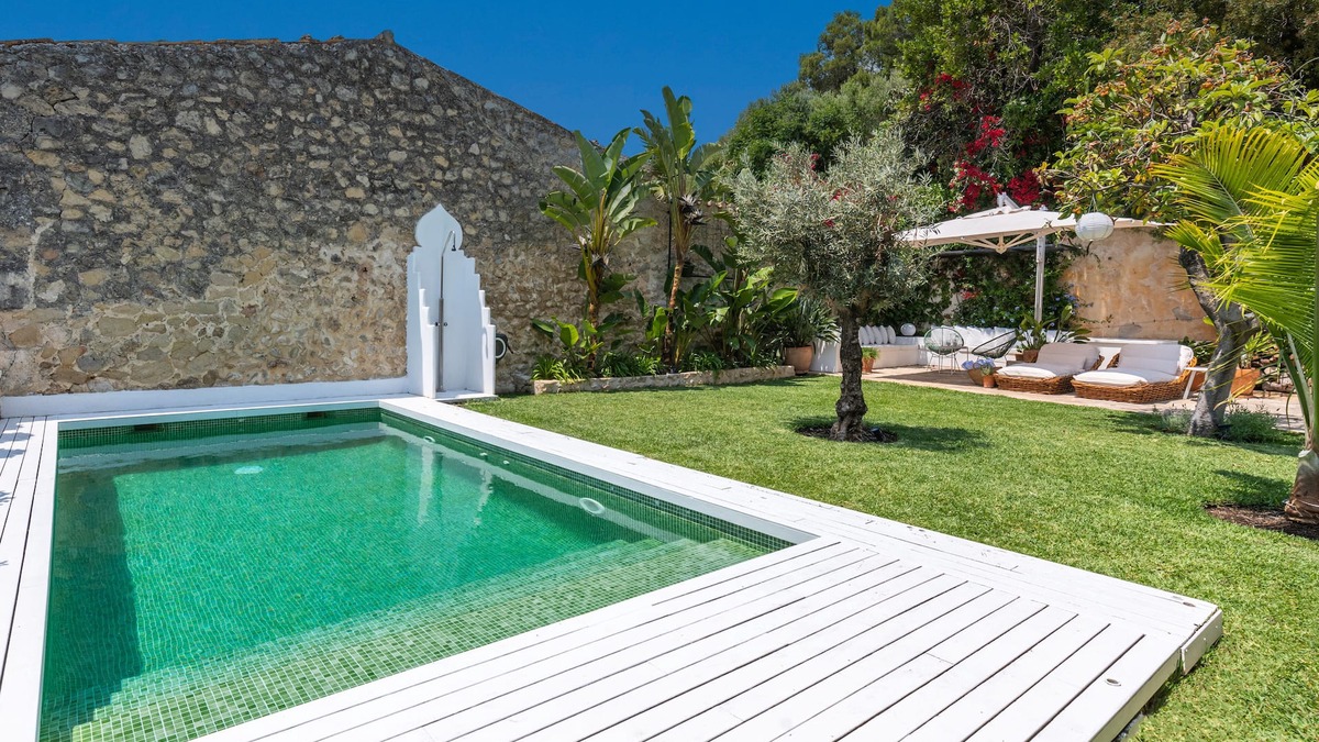 Selva Villa | Luxury townhouse with garden and heated pool.