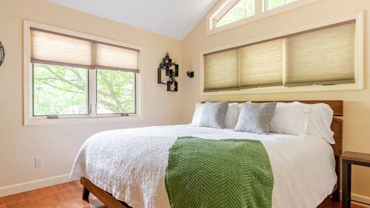Marshall Cabin | Luxury Treehouse - Crows Nest - Near Asheville Pet Friendly