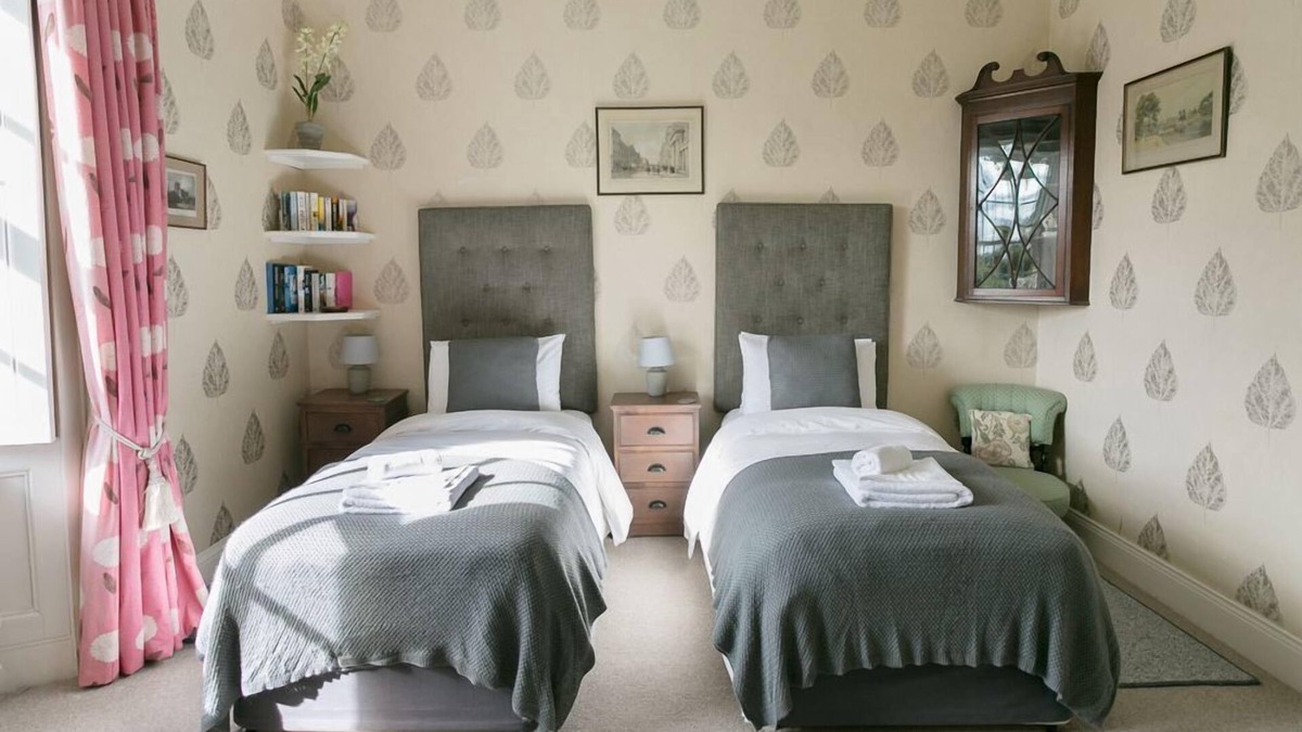 Hexham House | Luxury twin bedroom w ensuite shower room in the wing of private Country House