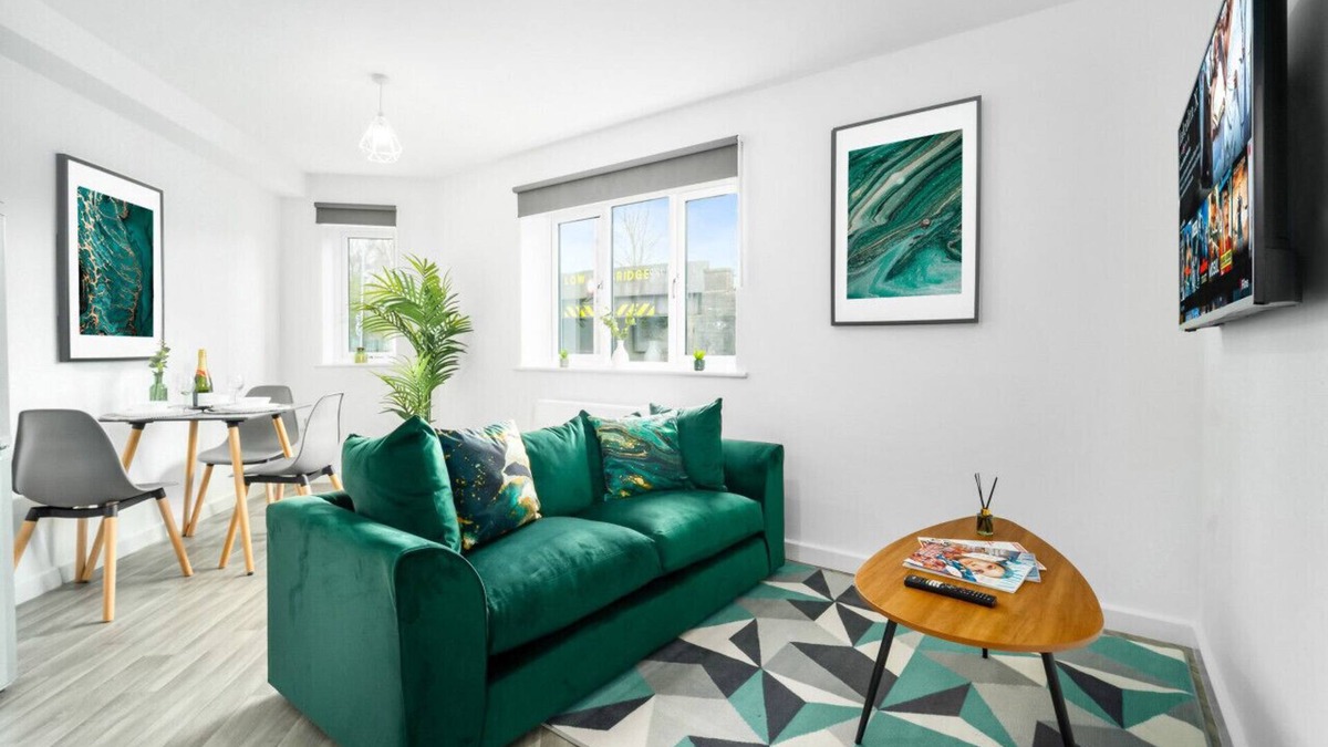 Cradley Heath Apartment | Luxury Two Bed Apartment - Parking - Smart TV