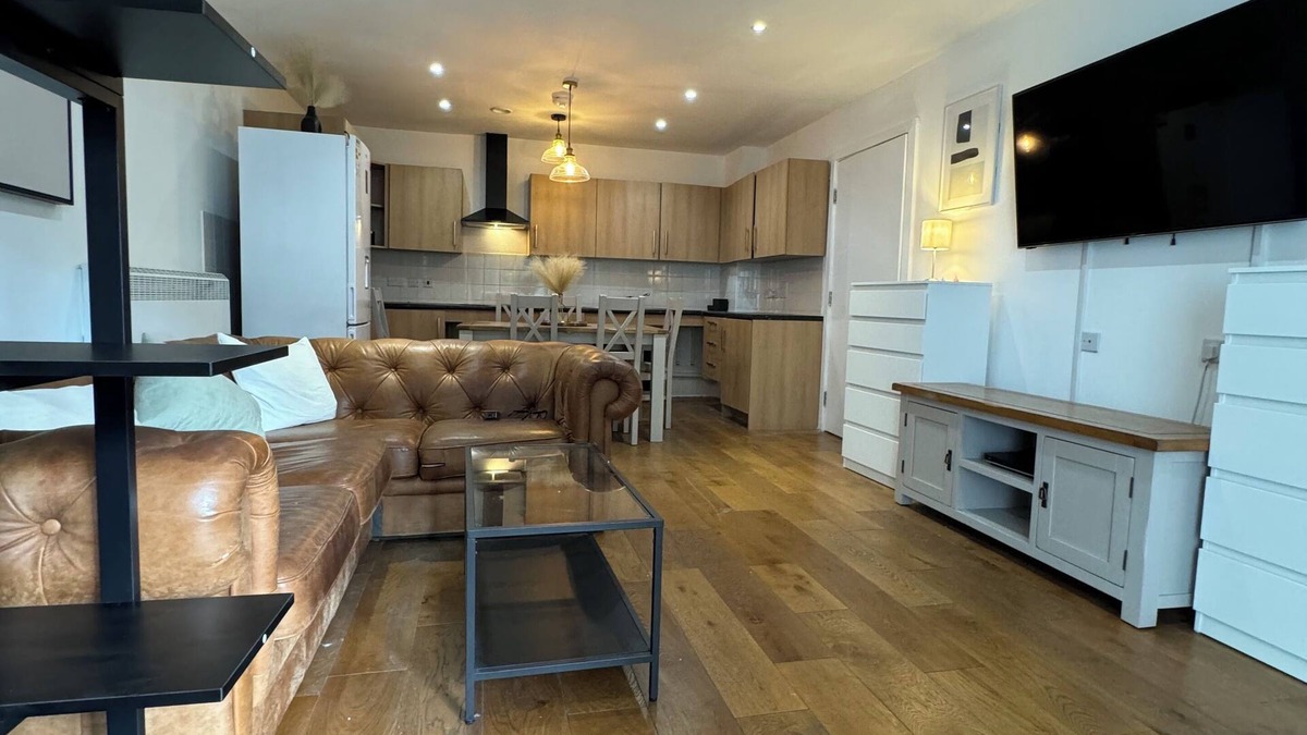 Gascoigne Apartment | Luxury Two Bedroom Apartment With Free Parking