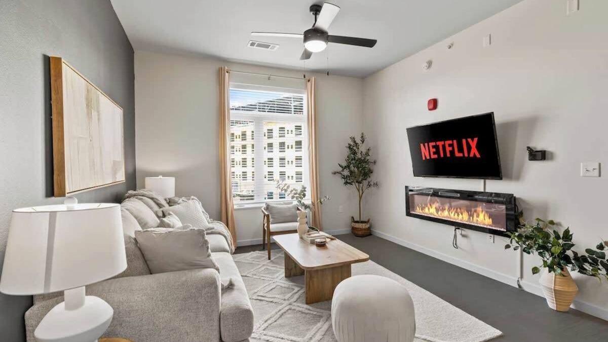 Rogers House | Luxury Unit w/Pool + Gym | LCP Collection