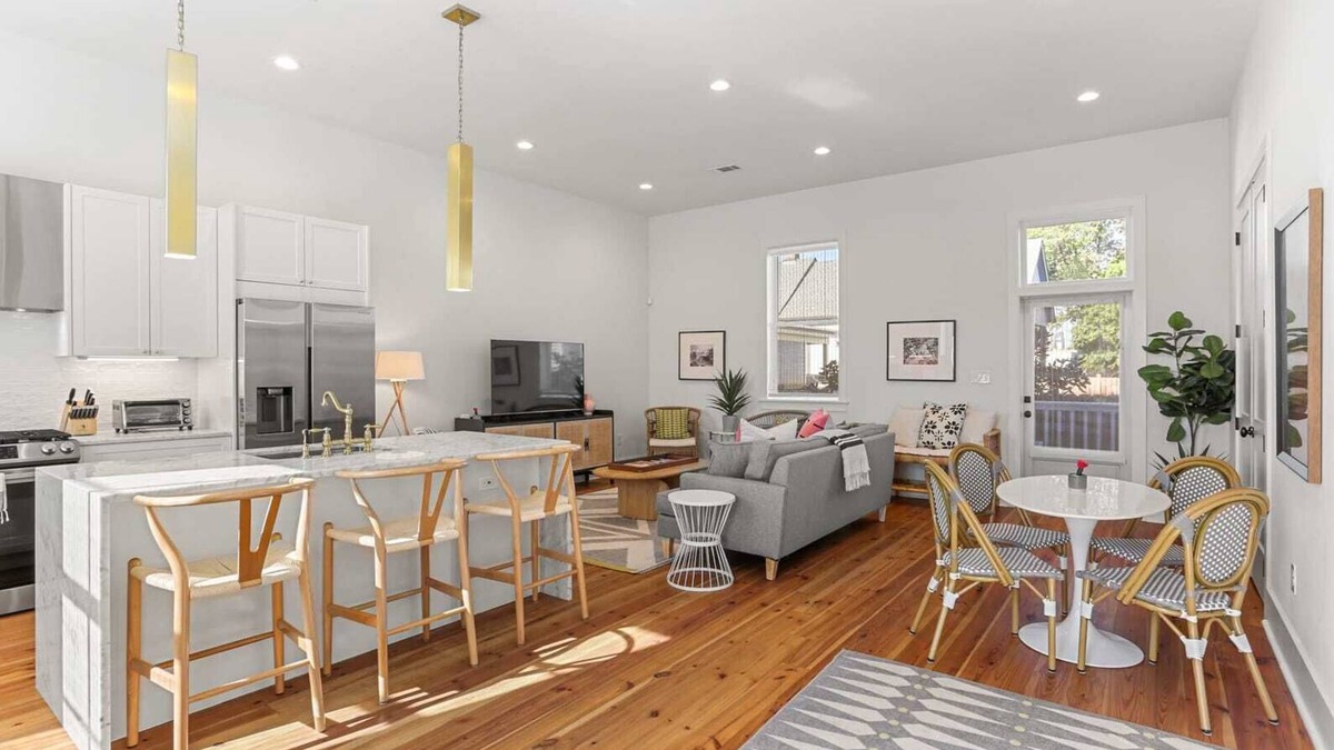 West Riverside House | Luxury Uptown 4BR | Courtyard | Elegantly Designed