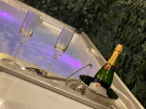 Broad Green Apartment | Luxury Urban Hideaway with private hot tub & Pole