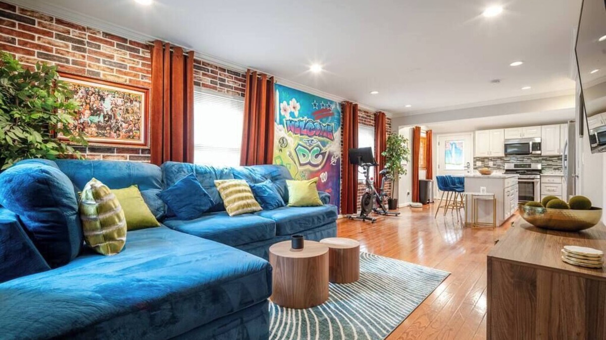 Bellevue House | Luxury Urban Oasis Free Parking Centrally Located!