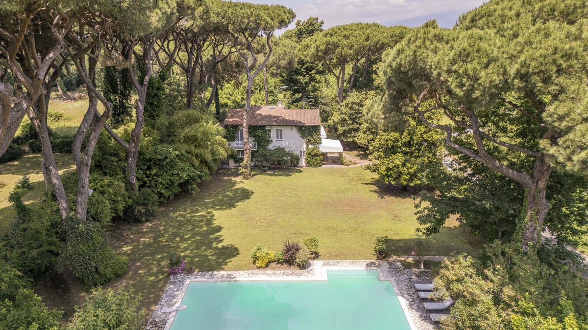 Marina di Pietrasanta Apartment | Luxury Villa with Swimming pool at 700 meters from the sea