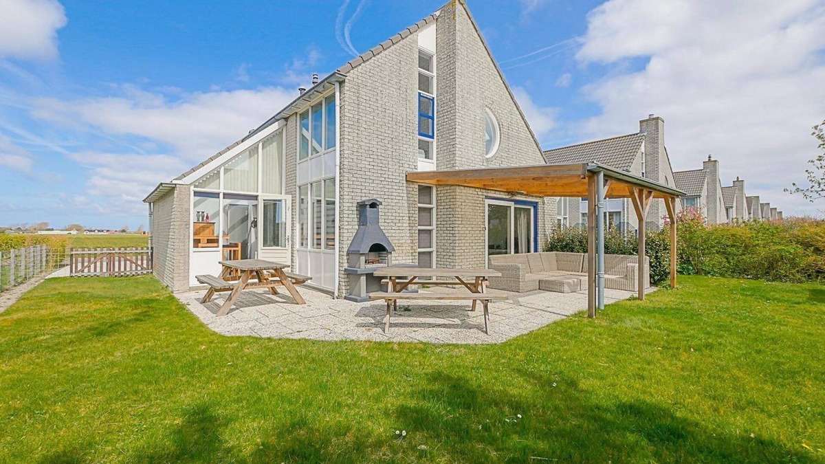 Julianadorp aan zee House | Luxury vacation home within walking distance of the beach with covered terrace: Villa Mooy