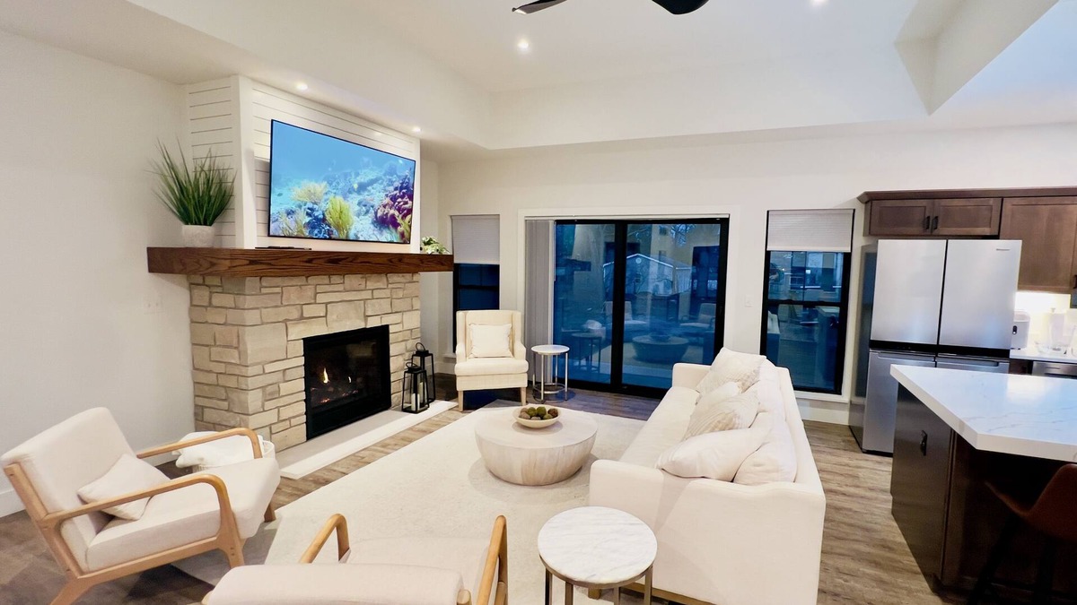 Lake Geneva House | Luxury vacation home just a 16-minute walk to Downtown and Riviera Beach