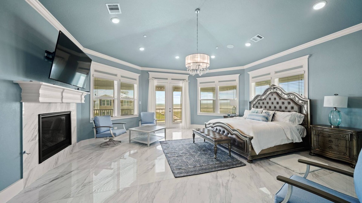 Galveston House | Luxury vacation home 40 feet to the beach!