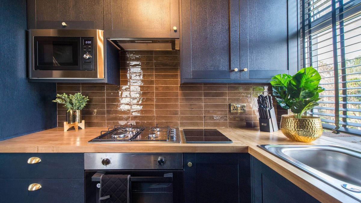 Leyton Apartment | Luxury Versace 1 Bed, Hot Tub, Pool Table, Sky Tv