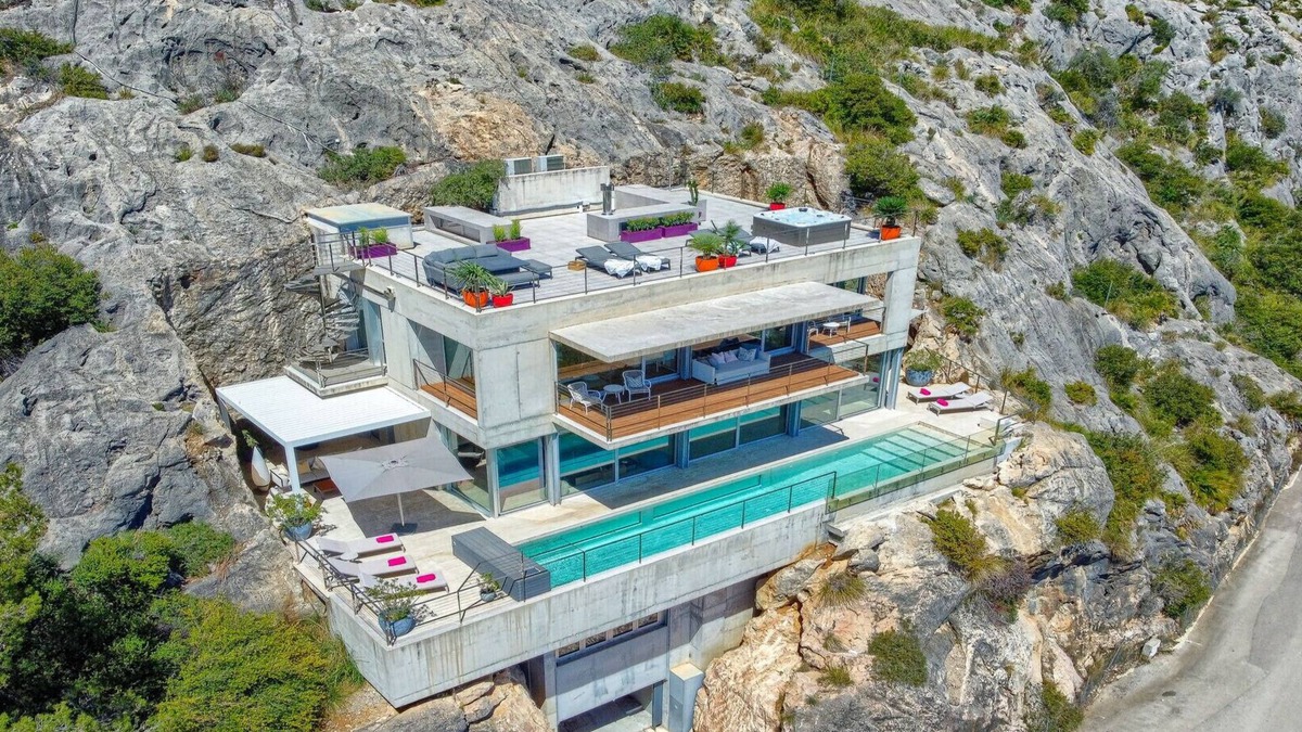 Urbanitzacio la Font Villa | Luxury villa with heated pool, exclusive location