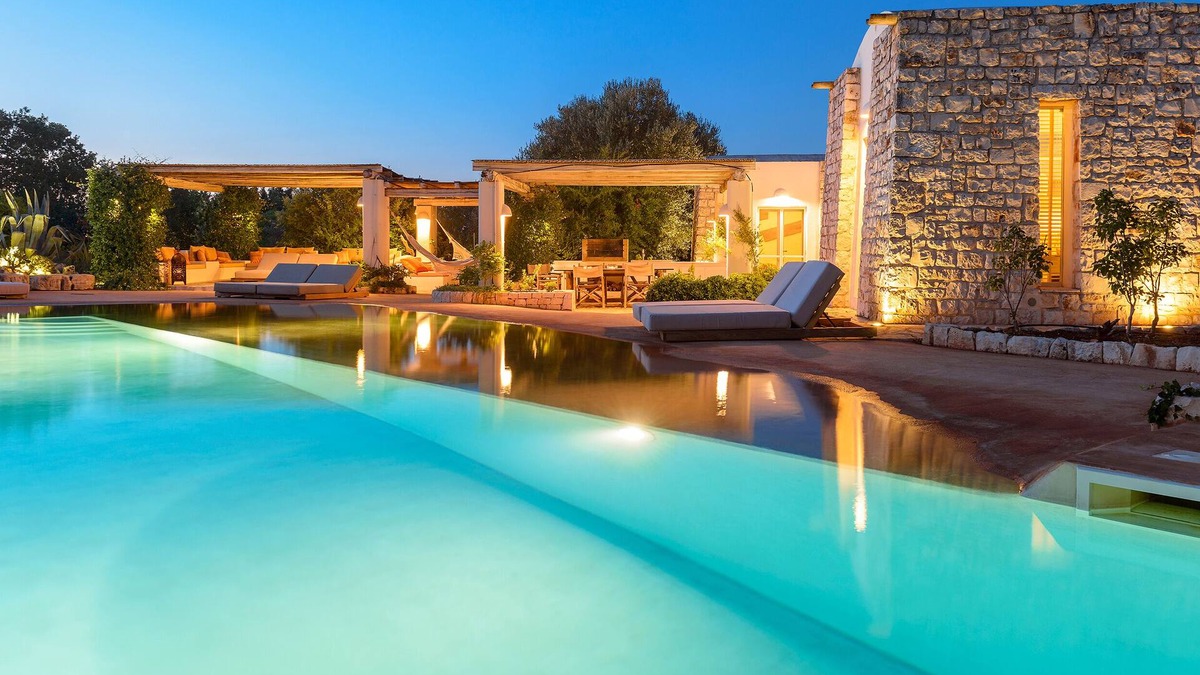 Ostuni Villa | Luxury villa for 6 people with salt pool and in the middle of 14,000sqm