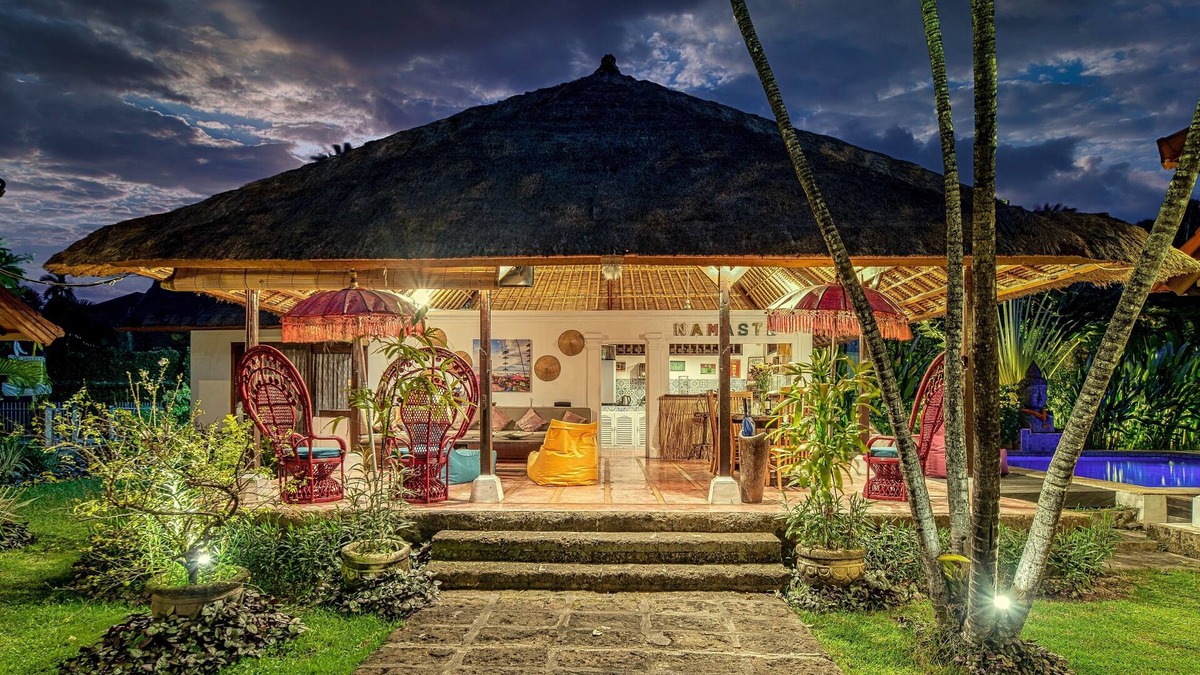 Dyanapura Villa | LUXURY Villa La plancha BEACH, 200m to the Beach, Heart of Seminyak, 300m