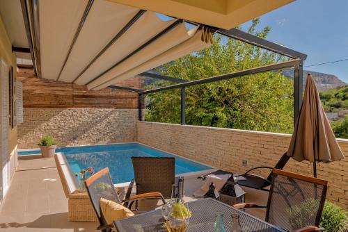 Zrnovnica Villa | Luxury Villa LeLu with heated saltwater pool, parking, high speed Internet, BBQ,