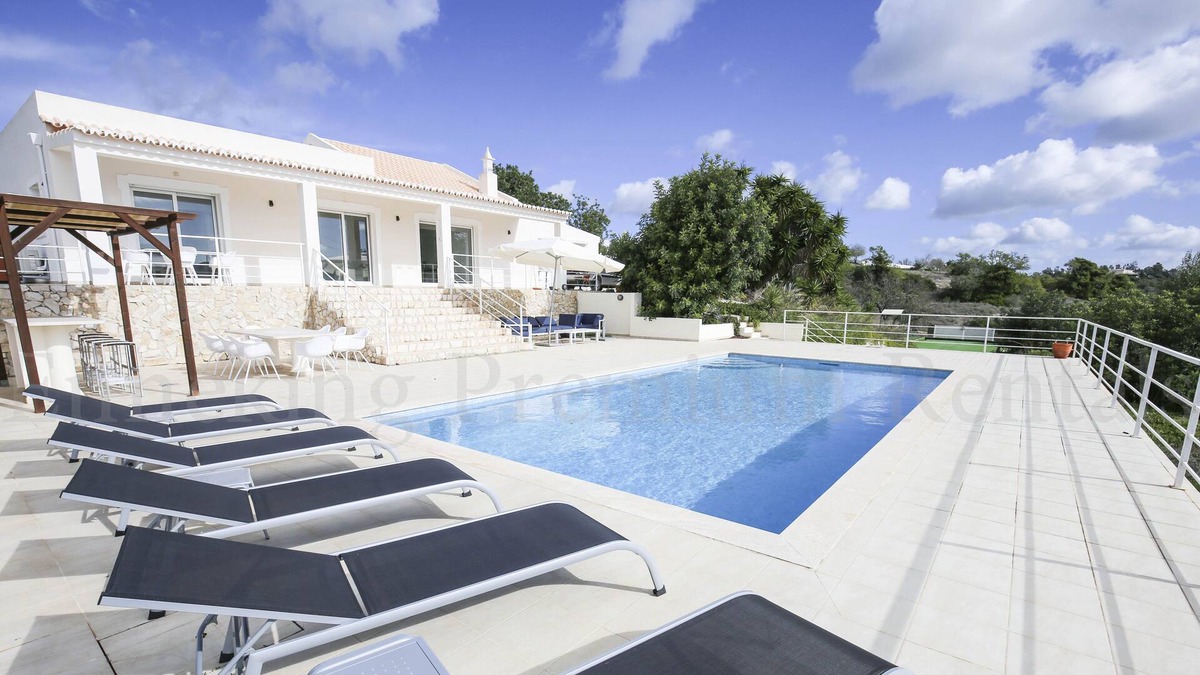 Lagoa Villa | Luxury villa, private pool, AC, TV, WiFi, BBQ, three bed, walk to the beach