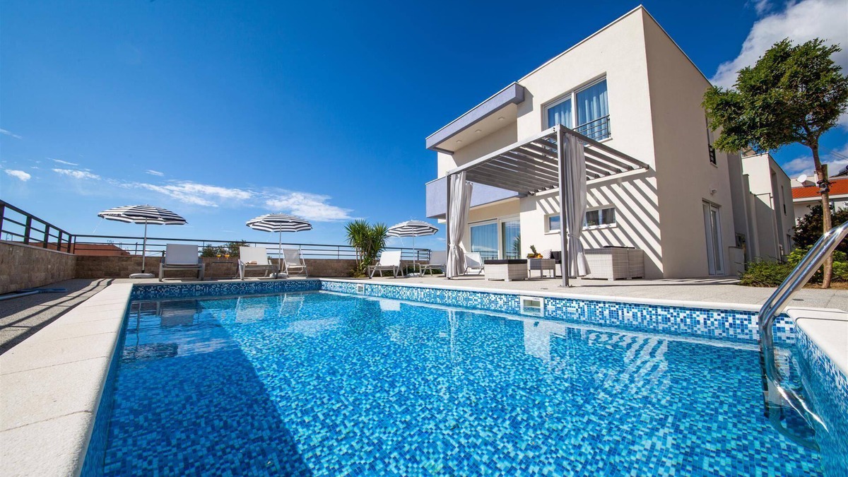 Veliko Brdo Villa | Luxury Villa Red Silk with Pool