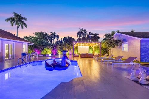 Golden Glades House | Luxury Villa Serena Heated Pool 15 min to Beach