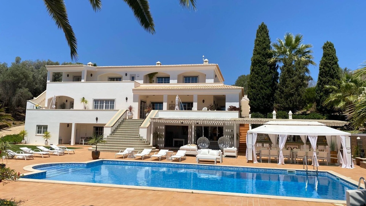 Meia Praia Villa | Luxury villa (sleeps 16) with pool, tennis/pickle ball, putting green & cinema.