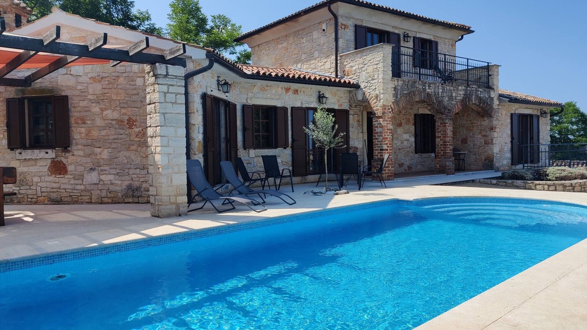 Mofardini Villa | Luxury Villa (sleeps 8) - Private Heated Pool, Safety Cover, A/C & Pets Allowed