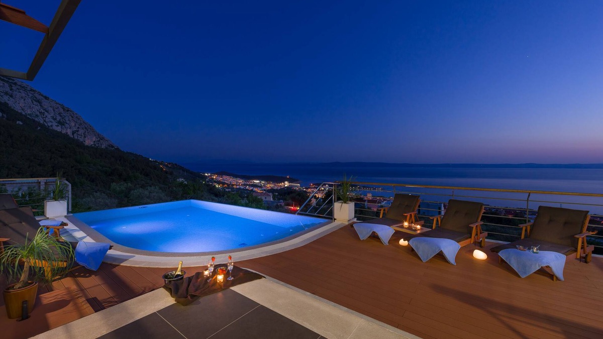 Veliko Brdo House | Luxury Villa View Makarska, private heated infinity pool, Jacuzzi, Gym,BBQ.