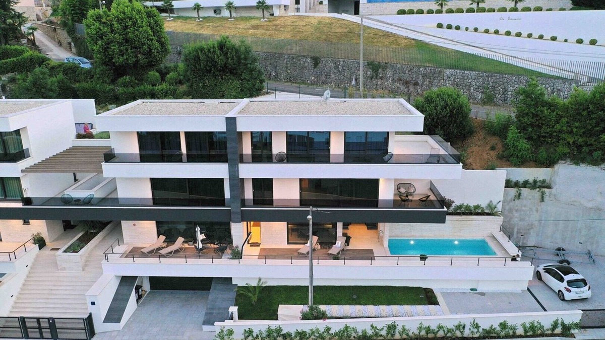 Icici House | Luxury villa White Rhapsody 1 with heated pool and private parking in Istria