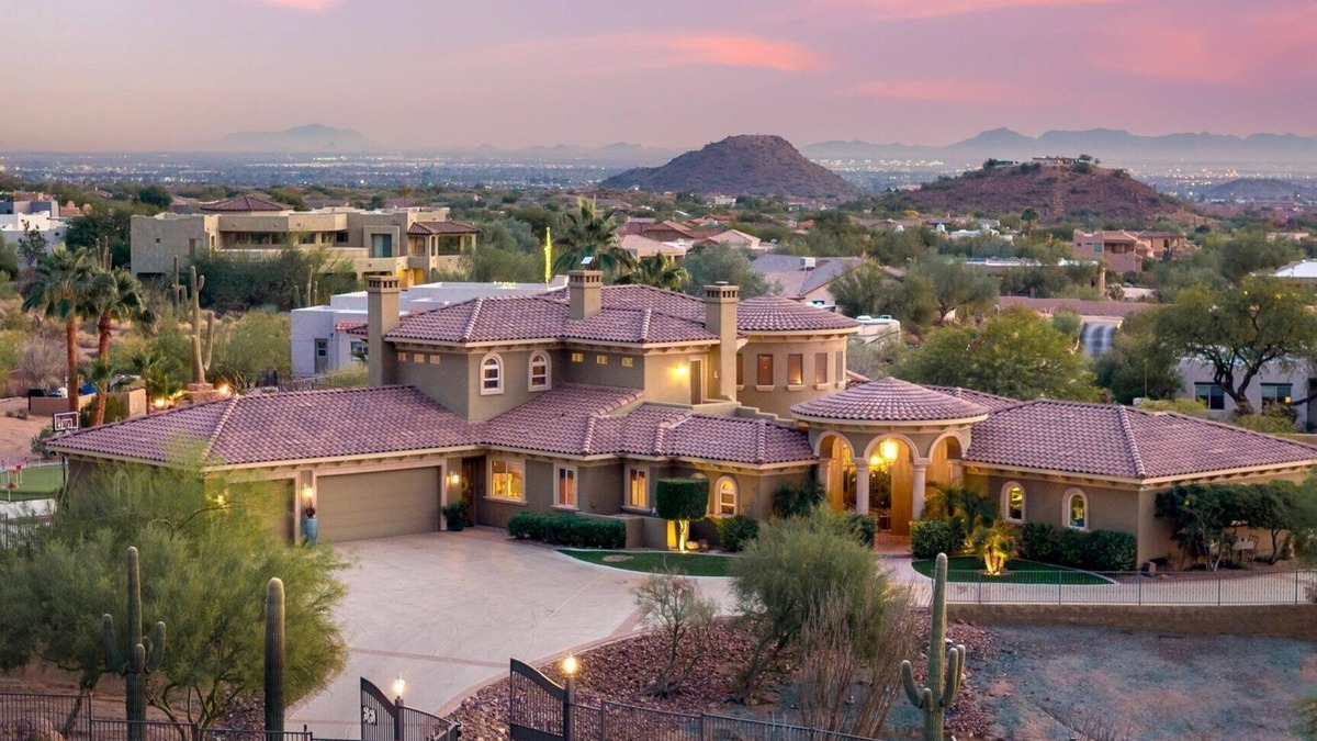 East Mesa Villa | Luxury Villa with 360 Views, Huge Pool and Spa, Putt Putt Course