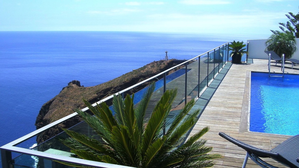 Canico Villa | Luxury Villa with Fantastic Views Private Swimming Pool