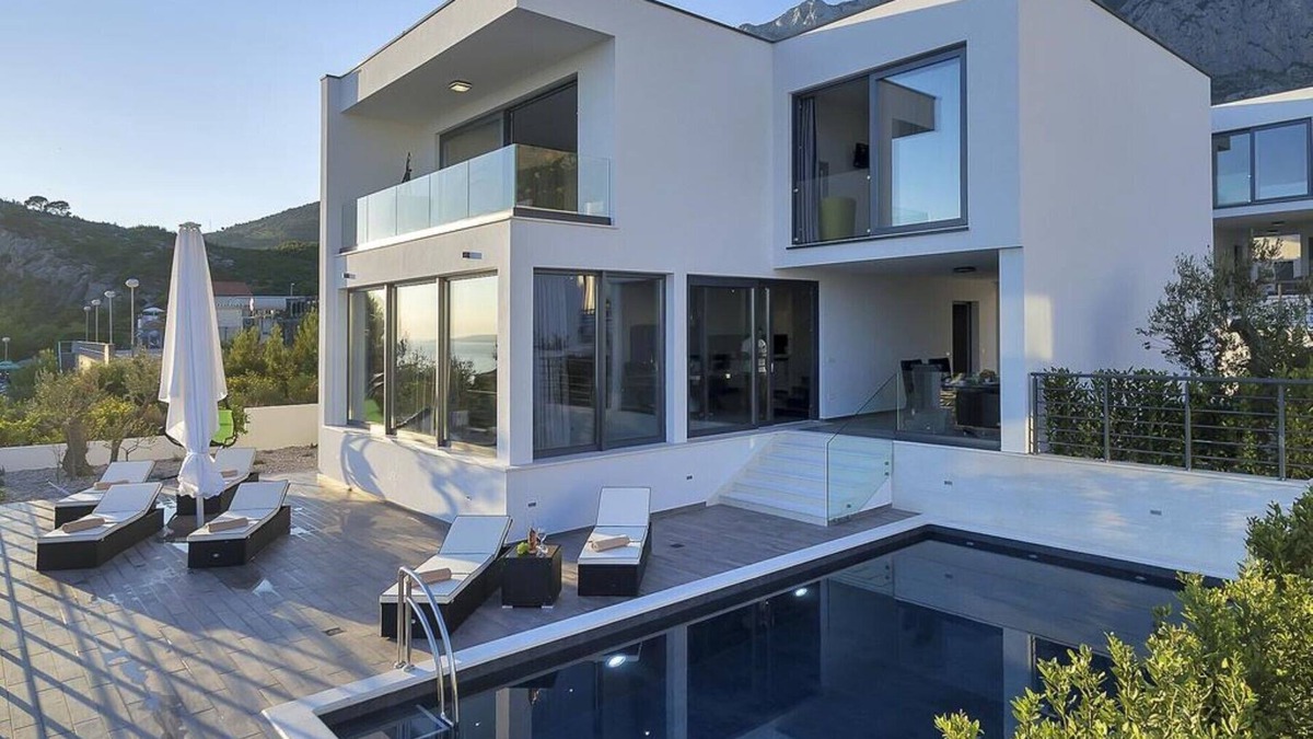 Veliko Brdo Villa | Luxury villa with heated pool in the most posh area of the city