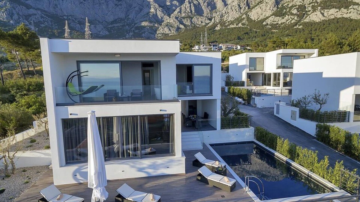 Veliko Brdo Villa | Luxury villa with heated pool in the most posh area of the city