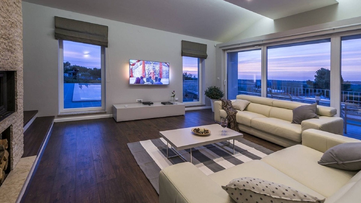 Selina Cottage | Luxury villa with infinity swimming pool, outdoor jacuzzi and garden