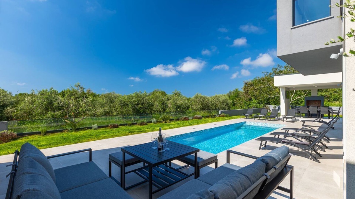 Liznjan House | Luxury villa with pool, barbecue area 1 km to the beach
