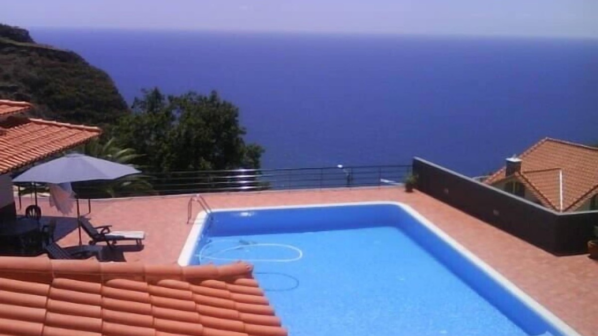 Calheta Villa | Luxury Villa with private pool, beautiful ocean views and mountain