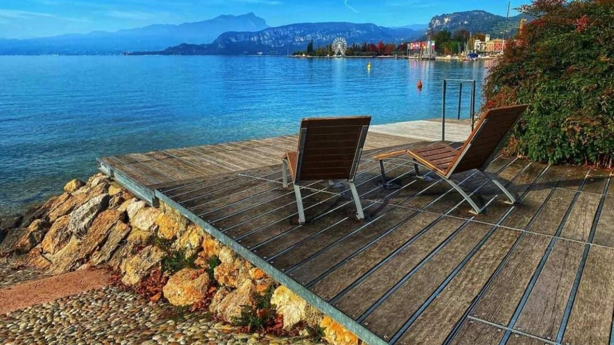 Calmasino Villa | Luxury villa with veranda and garden