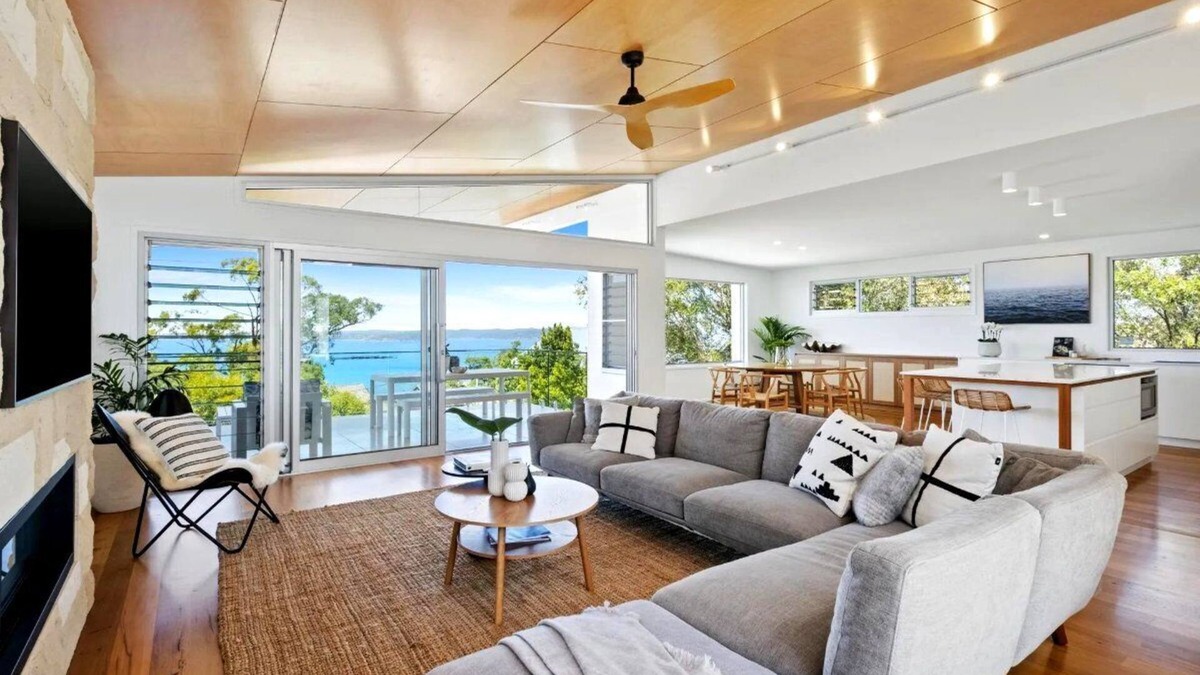 Killcare Heights House | Luxury Villas Ocean Breeze at Killcare (Walk to the beach)