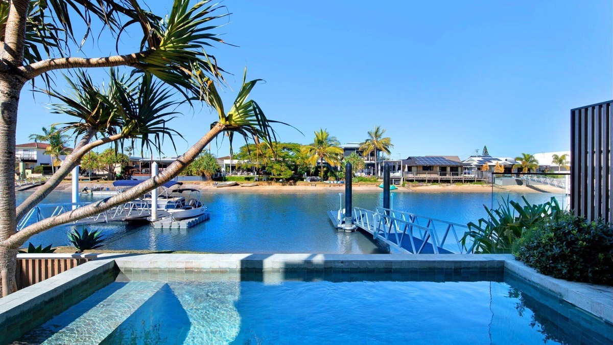 Palm Beach House | Luxury Villas The Marlin (Walk to Beach)