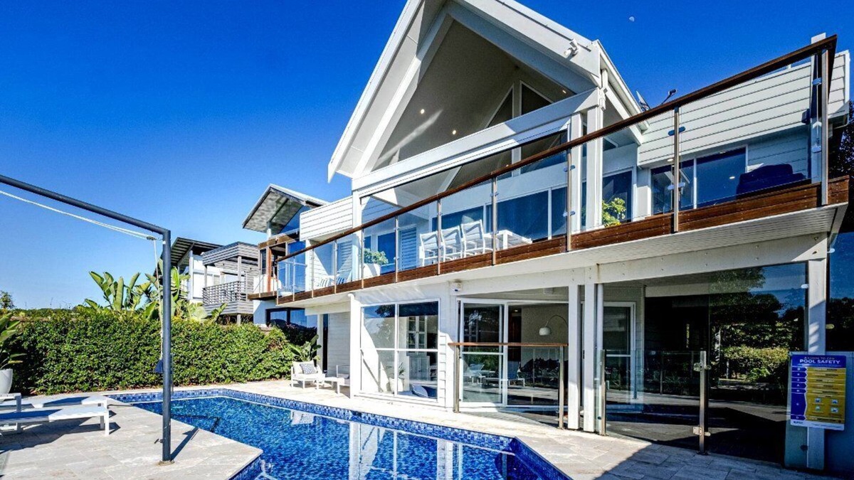 Central Coast House | Luxury Villas Yarram (Walk to the beach)