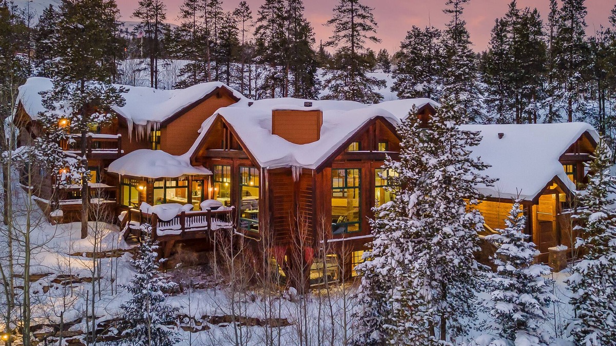 Four O'Clock House | Luxury w/Mountain Views + Hot Tub + Ski-in/Ski-out - Majestic Mountain Lodge