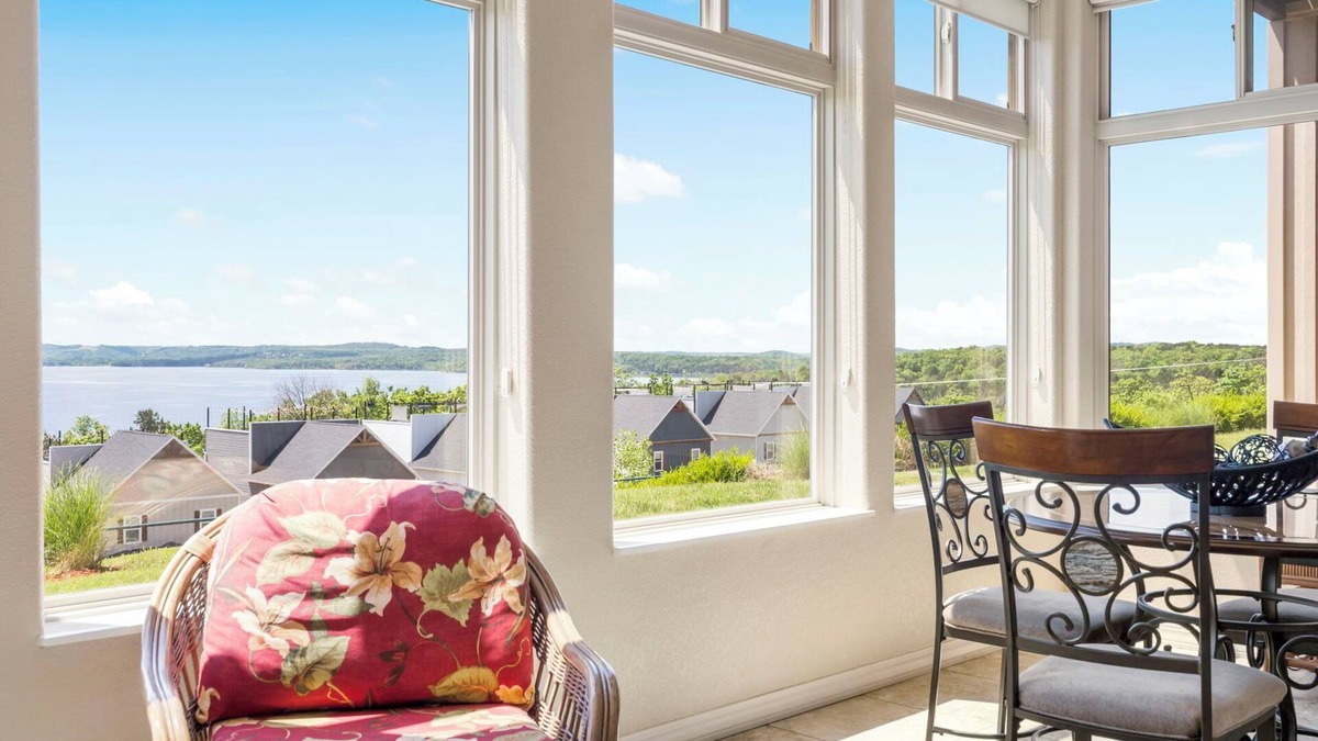 Table Rock Condo | Luxury Walk-In Condo 2 King Suites Sunroom + Patio Near Branson Fun!
