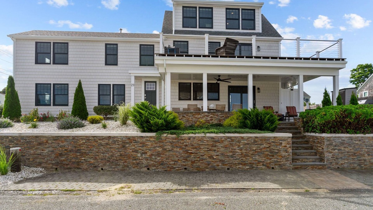 Narragansett House | Luxury Water View-Walk to Beach-Central Air 4 Bedroom-Newly Remodeled Sleeps 10