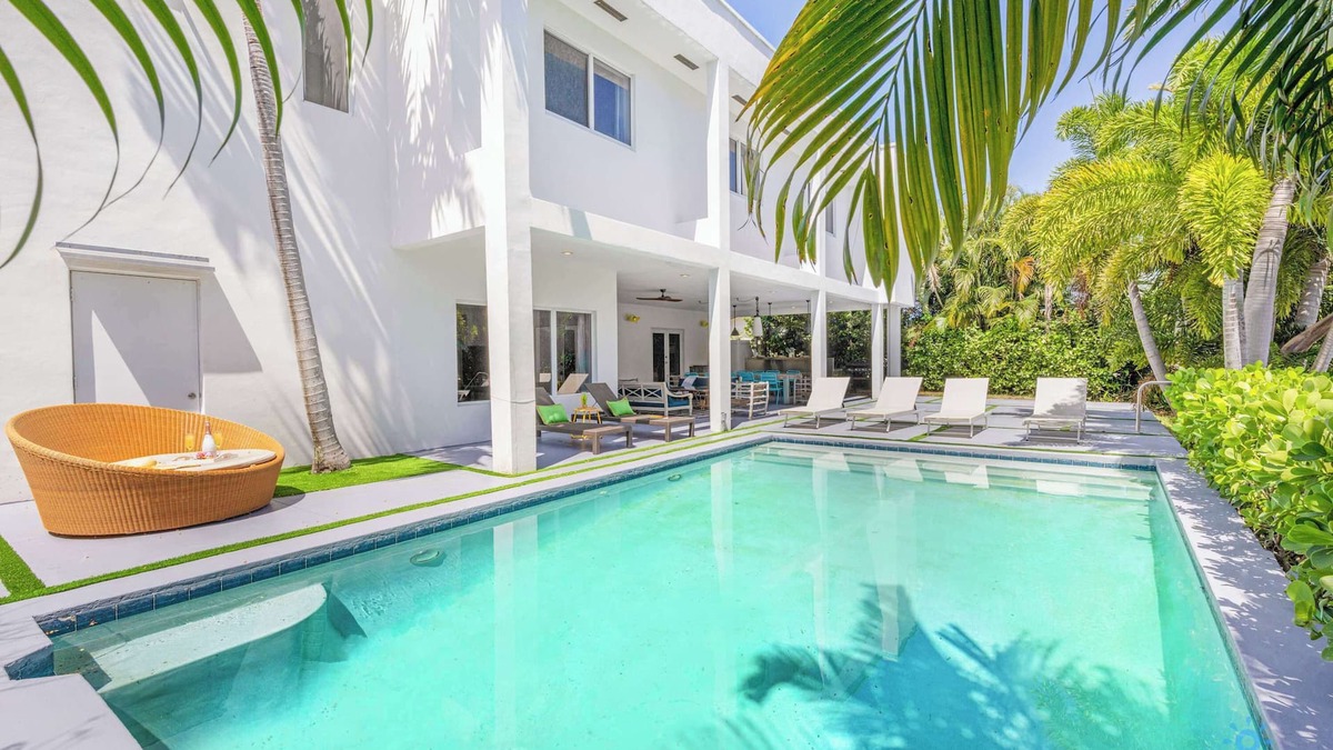 Lighthouse Point House | Luxury Waterfront Home 5BR-4BTH & Pool