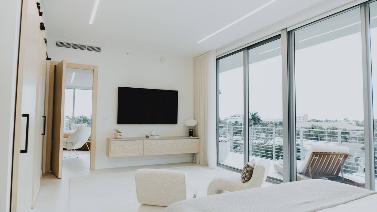 Nurmi Isles Apartment | Luxury Waterfront Penthouse in Central Location