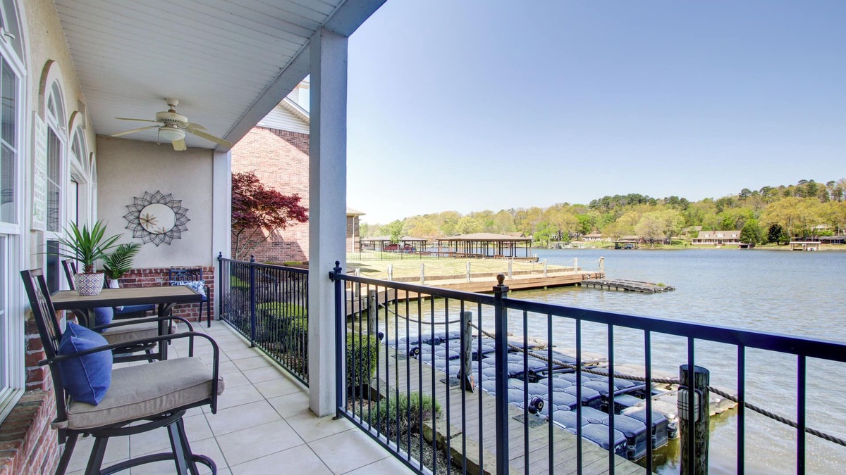Lakeland Condo | Luxury WATERFRONT Condo on Lake Hamilton w /1-Car Garage. Min 30 day rental.