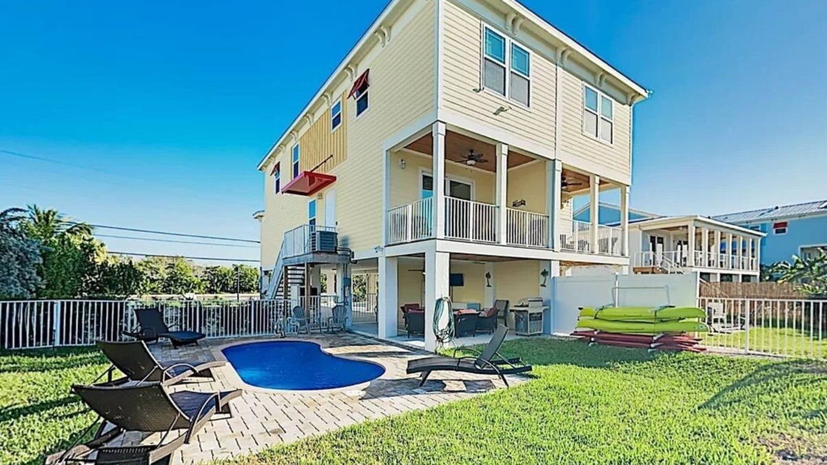 Marathon House | Luxury Waterfront DOCK 4/3 BEACH ICE MACHINE/PRIVATE POOL/HEATER/CHILLER