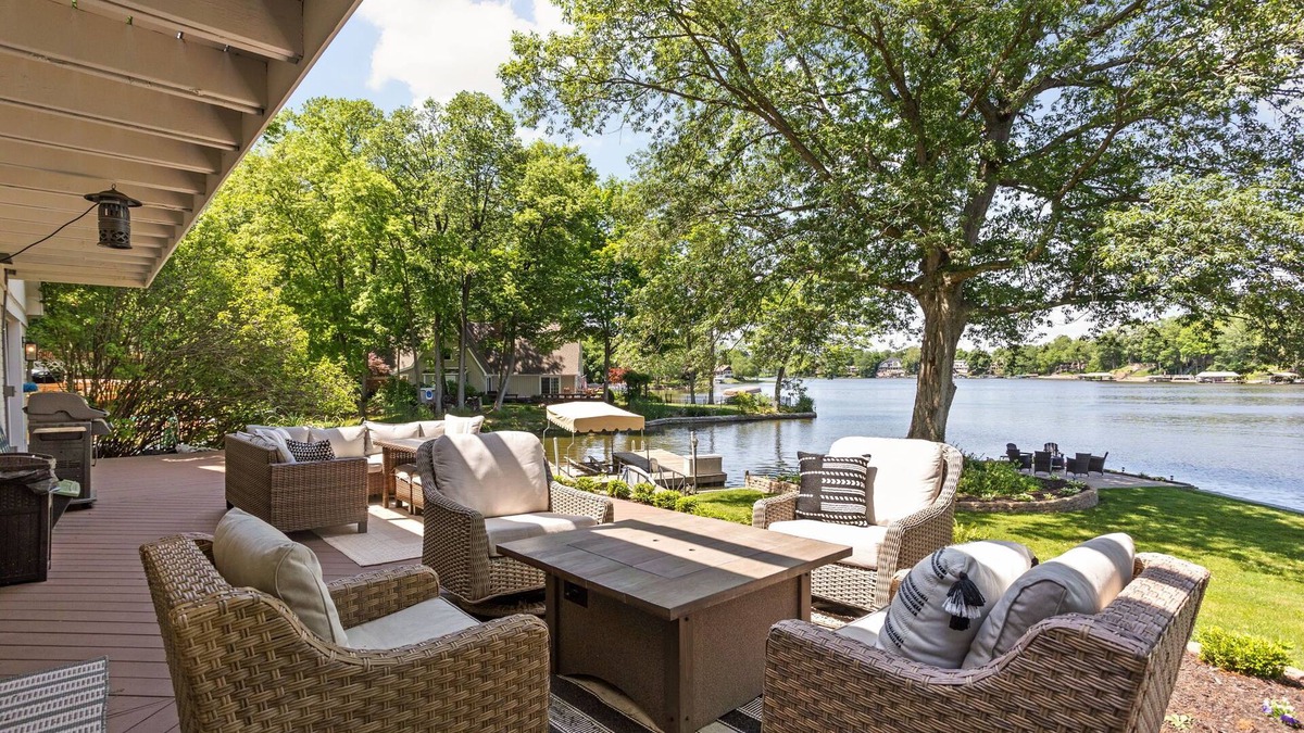 Noblesville House | Luxury Waterfront Lakehouse-Views from every bedroom 🦆