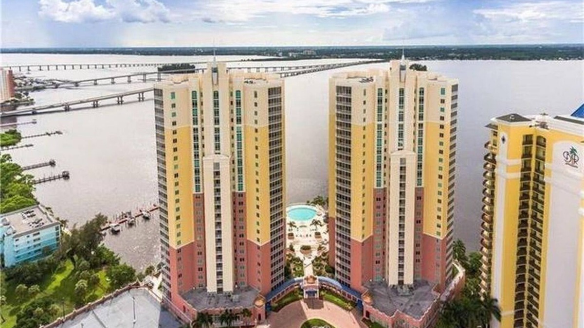 East 1st Street Condo | Luxury Waterfront Loft Condo